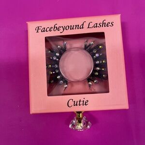 Facebeyoundlashes 100% human lashes comes with glue and tweezers.